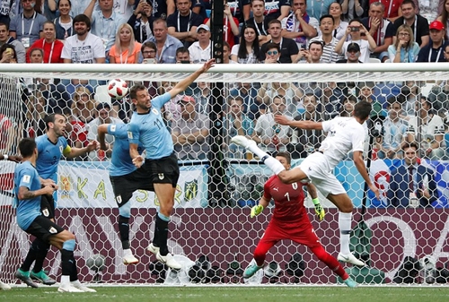 Uruguay 0-2 Pháp: Varane và Griezmann đưa “Gà trống” vào bán kết

